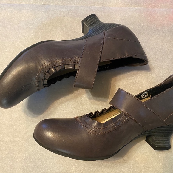 Never been worn brown Wolky Brown Mary Jane 2" heels - Picture 3 of 7